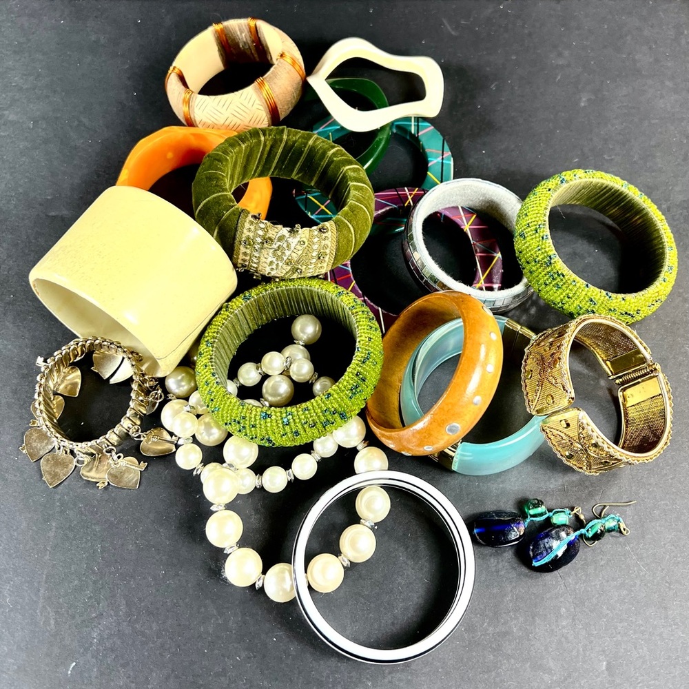 Lot of Assorted Women’s Bangles Bracelets Costume Bracelets Vintage